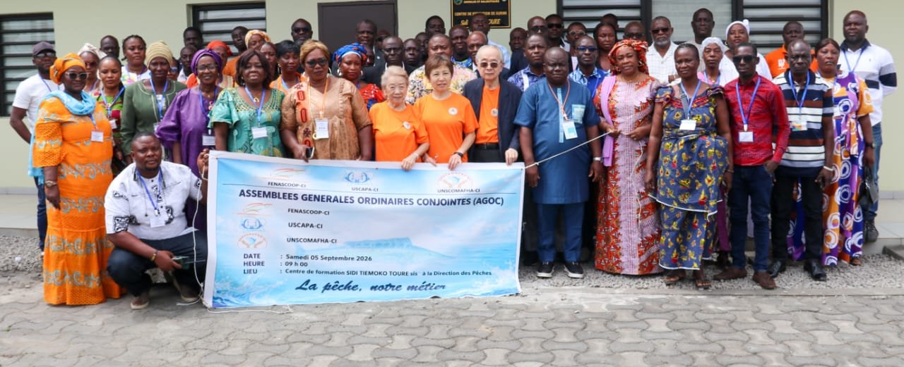 FENASCOOP-CI — Photo de groupe — AGOC FENASCOOP-CI devant la banderole