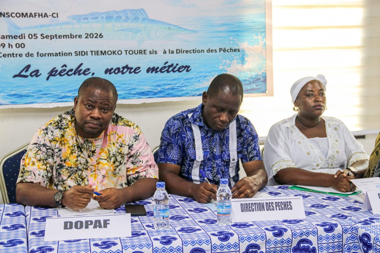 FENASCOOP-CI — Représentants DOPAF et Direction des Pêches avec pancartes