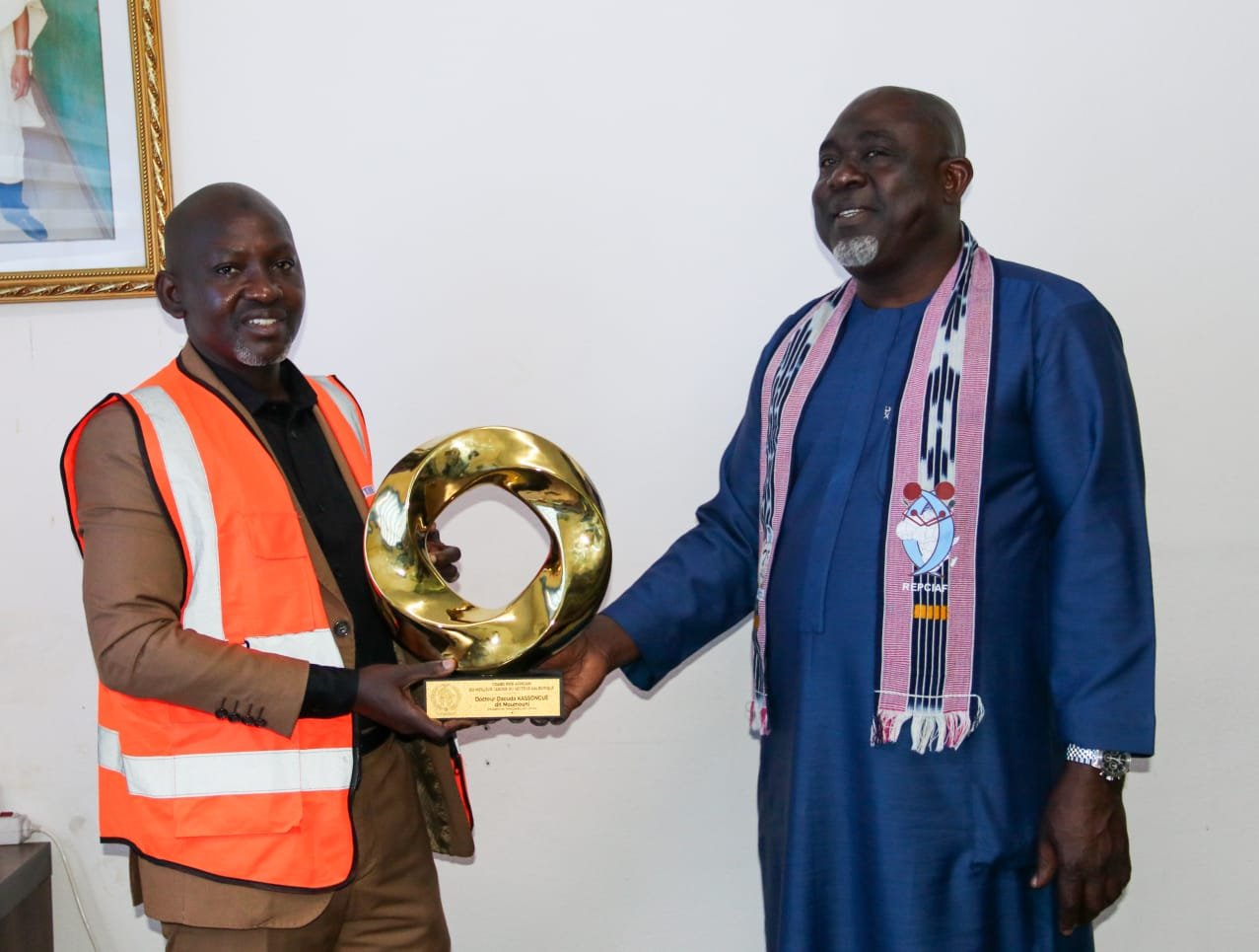 PAFED 2026 — Remise du trophée — Dr Kassogué Daouda & représentant REPCIAF
