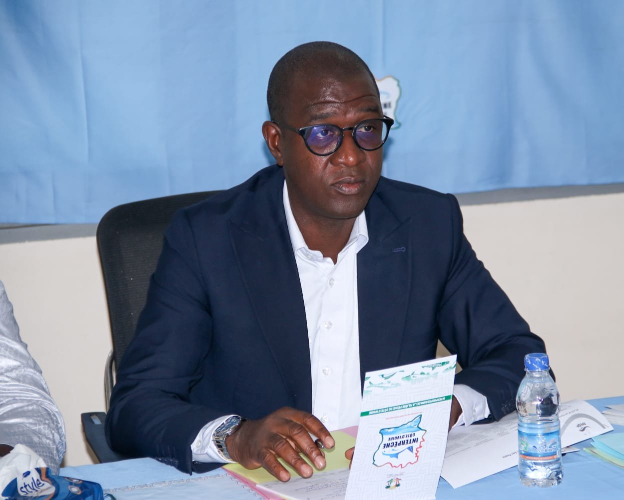 Terminal San Pedro — Roméo Koman présentant les documents techniques du projet de terminal